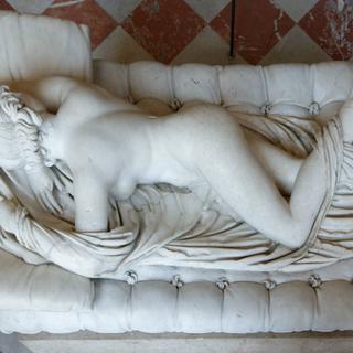 "Hermaphrodite endormi" exposé au Louvre à Paris. [Borghese Collection/WikiCommons - Pierre-Yves Beaudouin]