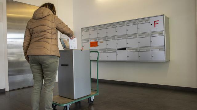 Un bureau de vote à Genève, le 14 mars 2020. [Keystone - Salvatore Di Nolfi]