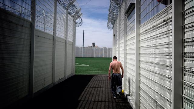 Un détenu dans un centre pénitentiaire. [AFP - Jean-Philippe Ksiazek]