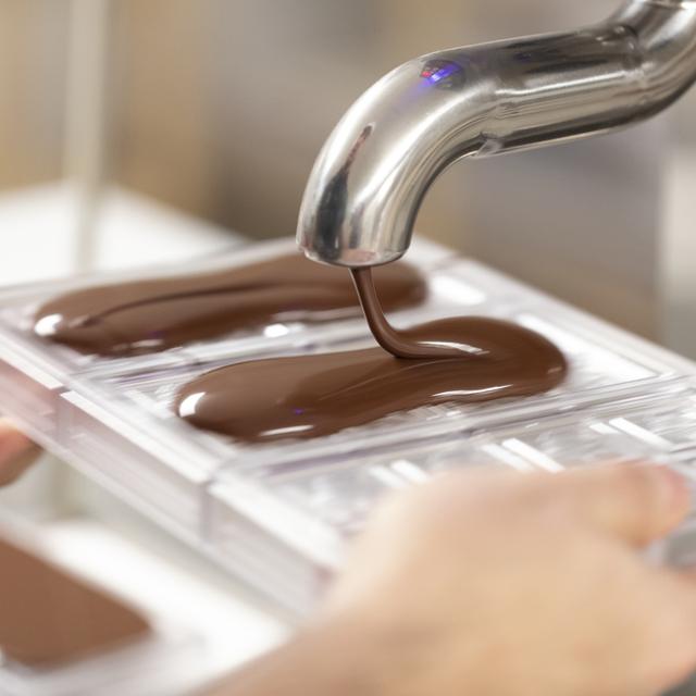 Plus de la moitié des importations nécessaires à la fabrication du chocolat suisse provient de pays où le risque de déforestation est particulièrement élevé. [Keystone - Gaetan Bally]