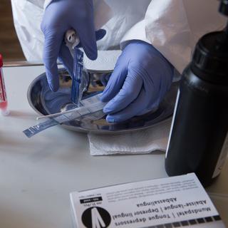 Un soignant effectue un test dans un centre de test du Covid-19 à Mendrisio, au Tessin, le 28 avril 2020. [Keystone - Alessandro Crinari]
