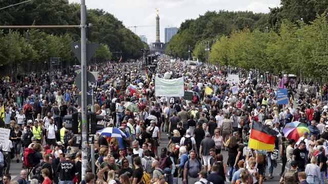 Des milliers de personnes se sont réunies à Berlin. [Keystone/AP - Michael Sohn]