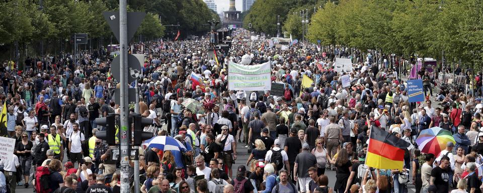 Des milliers de personnes se sont réunies à Berlin. [Keystone/AP - Michael Sohn]