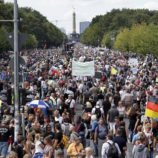 Des milliers de personnes se sont réunies à Berlin. [Keystone/AP - Michael Sohn]