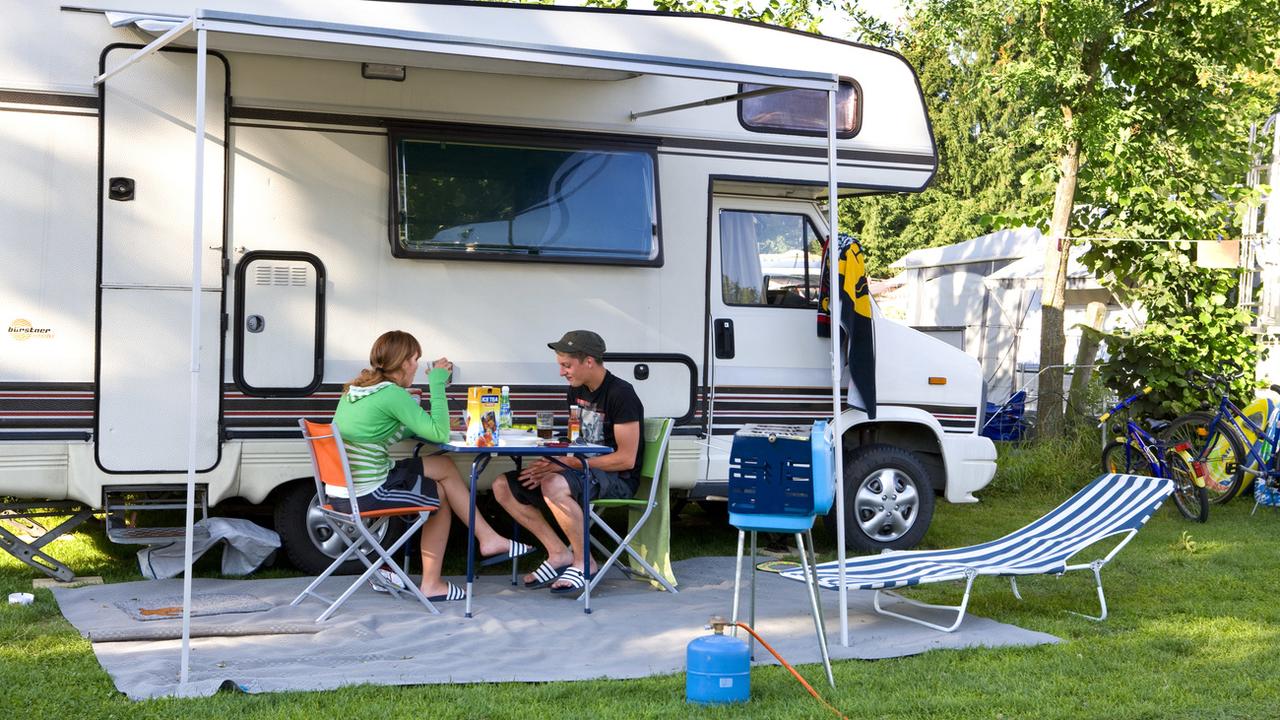 Le canton du Jura aménage de nouvelles places d’accueil pour les camping-cars et propose de nombreux avantages à leurs utilisateurs. [Keystone - Martin Ruetschi]