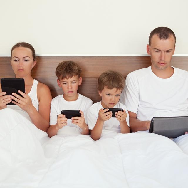 Utilisation des écrans connectés en famille. [Depositphotos - rimdream]
