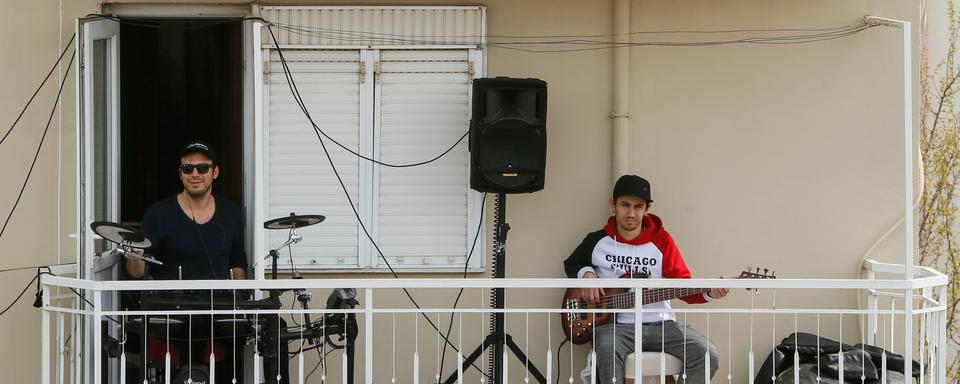 Un concert improvisé sur un balcon, une pratique qui se répand un peu partout. [afp - Mahmut Serdar Alakus / Anadolu Agency]