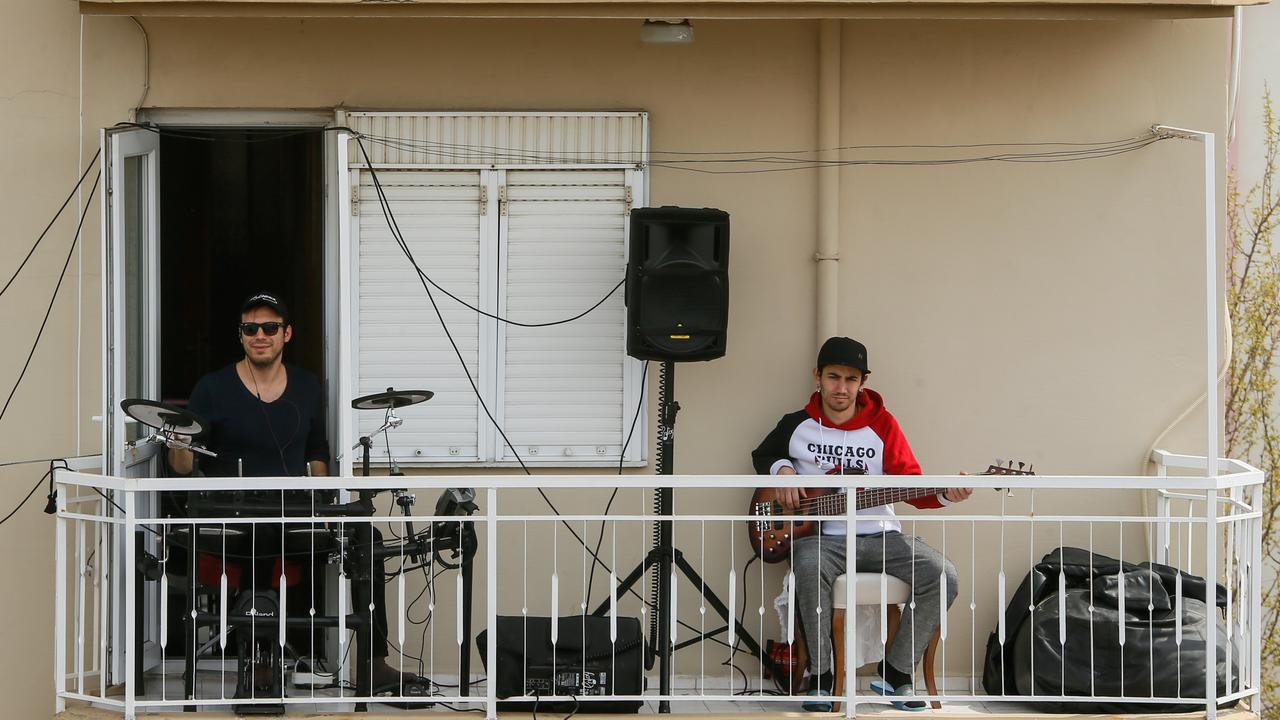 Un concert improvisé sur un balcon, une pratique qui se répand un peu partout. [afp - Mahmut Serdar Alakus / Anadolu Agency]