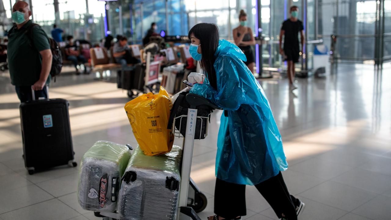 Des voyageurs dans l'aéroport de Bangkok, en Thaïlande, tentent de trouver un vol alors que la plupart sont annulés. [AFP - Jack TAYLOR]