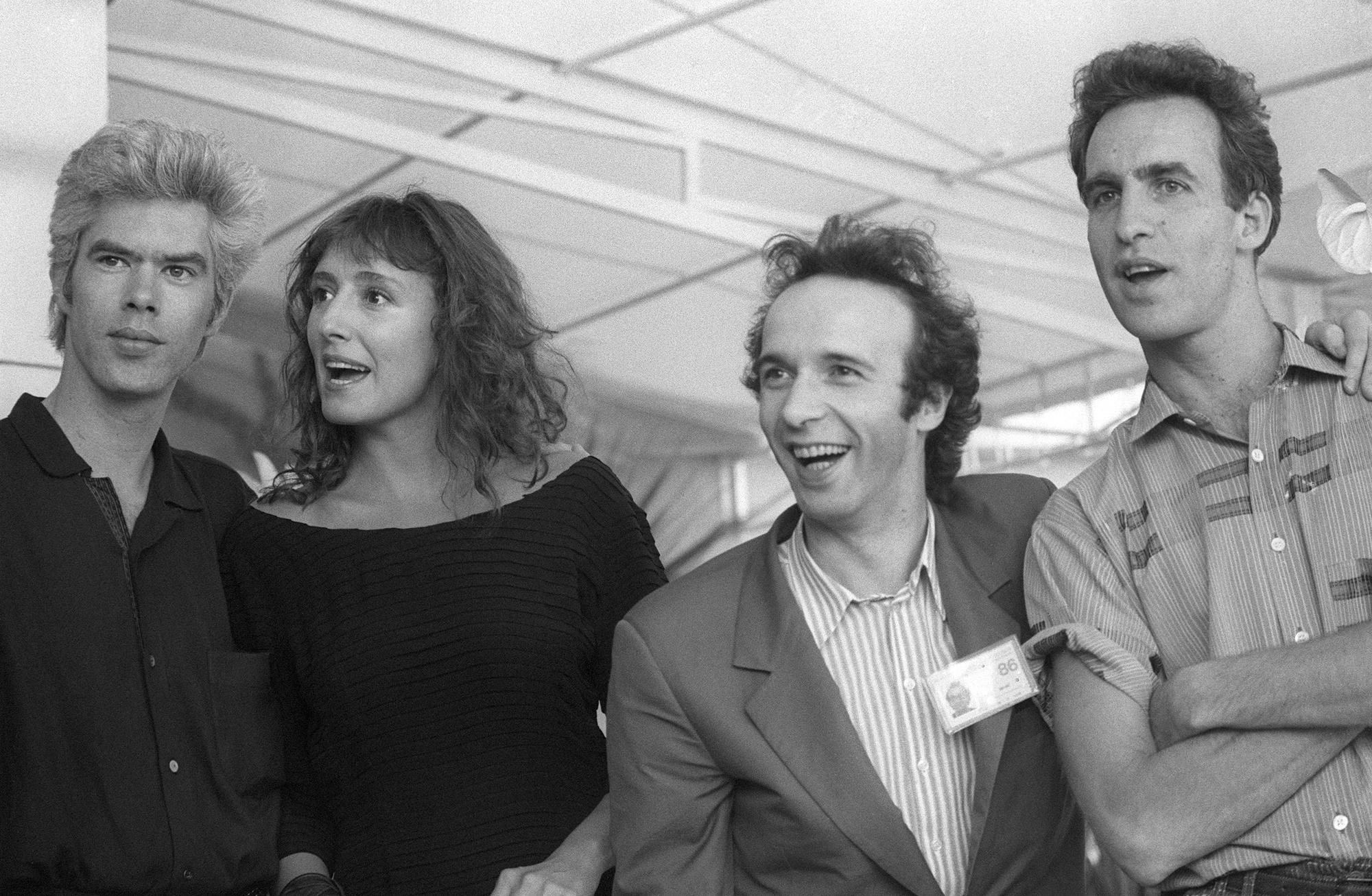 De gauche à droite: le réalisateur Jim Jarmusch, les acteurs Nicoletta Braschi et Roberto Benigni et le compositeur John Lurie. Présentation du film "Down by Law" en 1986 au Festival de Cannes. [AFP]