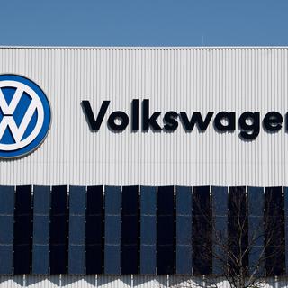 Logo de Volkswagen sur une usine. [EPA/Keystone - Filip Singer]
