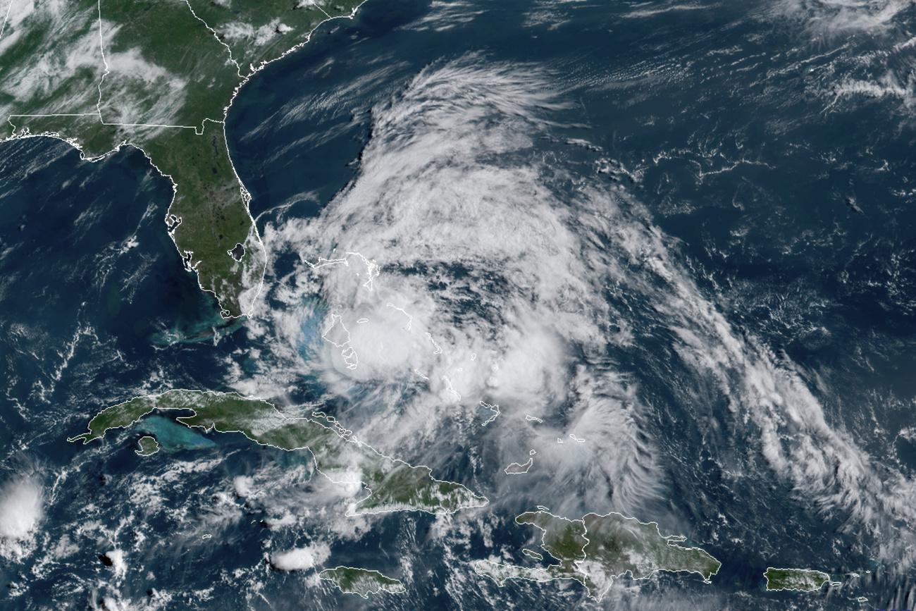 Cette image du satellite GOES-16 GeoColor montre l'ouragan Isaias au-dessus des Bahamas, le 1er août 2020. [Keystone - NOAA via AP]