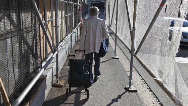 Les femmes perdraient jusqu'à 1200 francs d'AVS par mois, estime l'USS. [Keystone - Gaetan Bally]