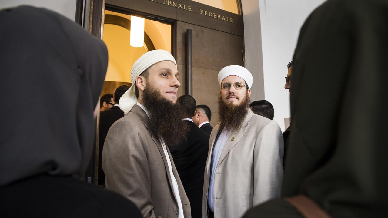 Nicolas Blancho (droite) et Qaasim Illi (gauche), respectivement président et membre du comité du Conseil central islamique suisse (CCIS) [Keystone - Alessandro Crinari]