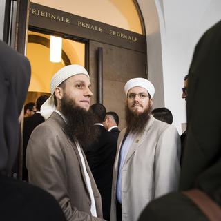Nicolas Blancho (droite) et Qaasim Illi (gauche), respectivement président et membre du comité du Conseil central islamique suisse (CCIS) [Keystone - Alessandro Crinari]