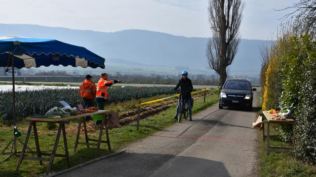 Le marché du samedi matin à la ferme en période de coronavirus se fait grâce à un drive-in à Delémont. [RTS - Gaël Klein]