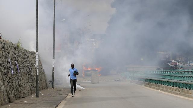 Diverses attaques et échauffourées en lien avec les prochaines élections ont fait plusieurs victimes en Côte d'Ivoire (photo du 19 octobre 2020 à Abidjan). [Keystone - Legnan Koula]