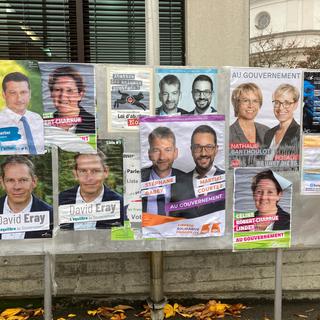 Des affiches de campagne dans le Jura. [RTS - Gaël Klein]