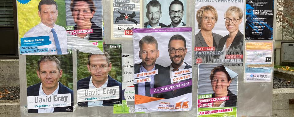 Des affiches de campagne dans le Jura. [RTS - Gaël Klein]