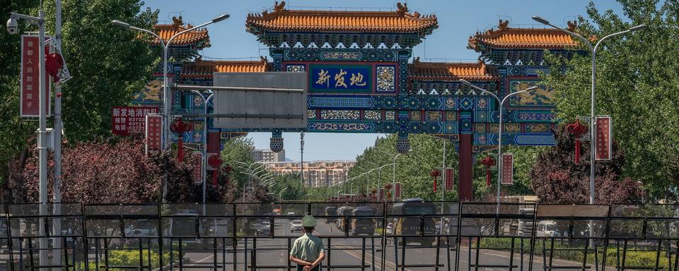 Un marché de Pékin fermé à cause du coronavirus. [Keystone - EPA/Roman Pilipey]