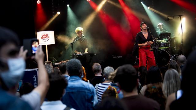 La chanteuse Giulia Dabalà sur la scene de la Place Centrale à Lausanne lors du Festival Label Suisse, le 19 septembre 2020. [KEYSTONE - Jean-Christophe Bott]