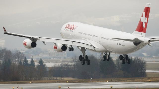 Un airbus A340 de la compagnie Swiss photographié à l'aéroport de Zurich Kloten. [Keystone - Steffen Schmidt]