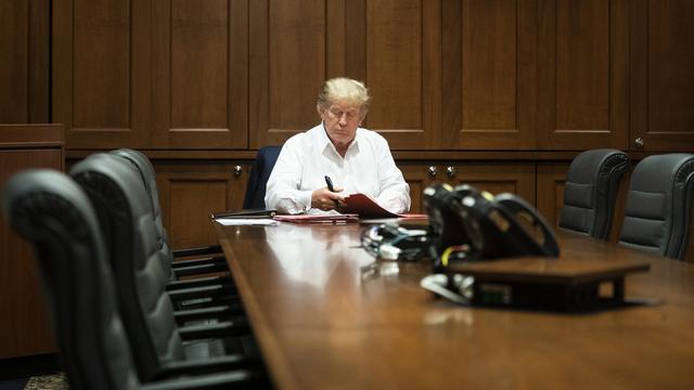 Donald Trump au travail dans une salle de conférence de l'hôpital militaire. [AP - Joyce N. Boghosian/The White House]