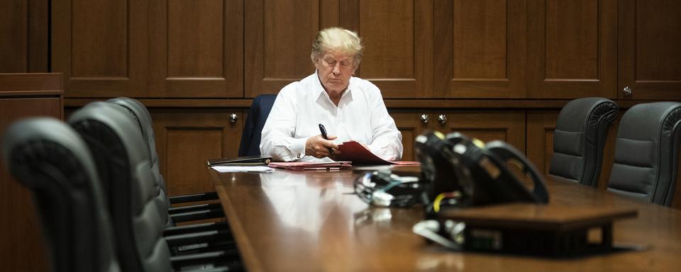 Donald Trump au travail dans une salle de conférence de l'hôpital militaire. [AP - Joyce N. Boghosian/The White House]