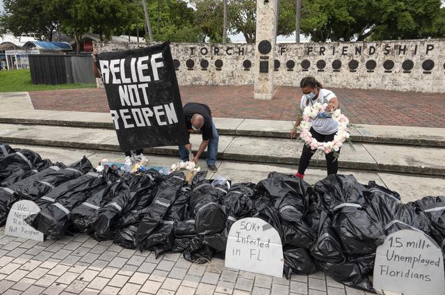 Une procession funéraire symbolique pour protester contre la réouverture de l'économie sans une aide financière à Miami, en Floride, le 27 mai 2020. [Keystone/epa - Cristobal Herrera]