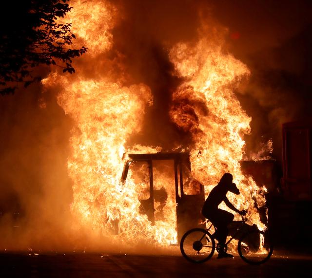 Un bus est en feu devant le tribunal du comté de Kenosha, lors de manifestations après que la police a tiré dans le dos de Jacob Blake. Wisconsin, le 23 août 2020. [USA Today via REUTERS - Mike De Sisti/Milwaukee Journal Sentinel]