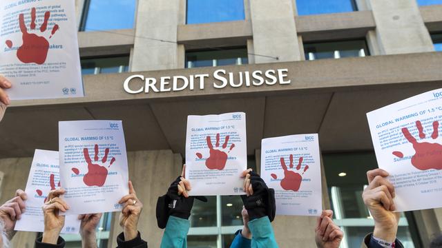 Des membres du collectif Break Free et de la Grève du Climat devant une filiale Credit Suisse. [Keystone - Martial Trezzini]