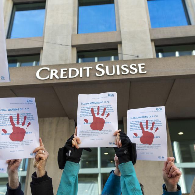 Des membres du collectif Break Free et de la Grève du Climat devant une filiale Credit Suisse. [Keystone - Martial Trezzini]