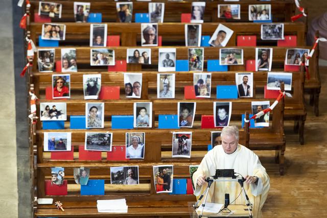 L'abbé Vincent Marville célèbre deux fois par semaine une messe en ligne. [Keystone - Laurent Gillieron]