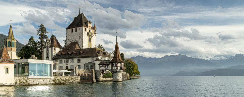 Le château d'Oberhofen et le lac de Thoune. [Robert Harding Premium / robertharding via AFP - Roberto Moiola]