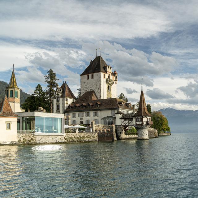 Le château d'Oberhofen et le lac de Thoune. [Robert Harding Premium / robertharding via AFP - Roberto Moiola]