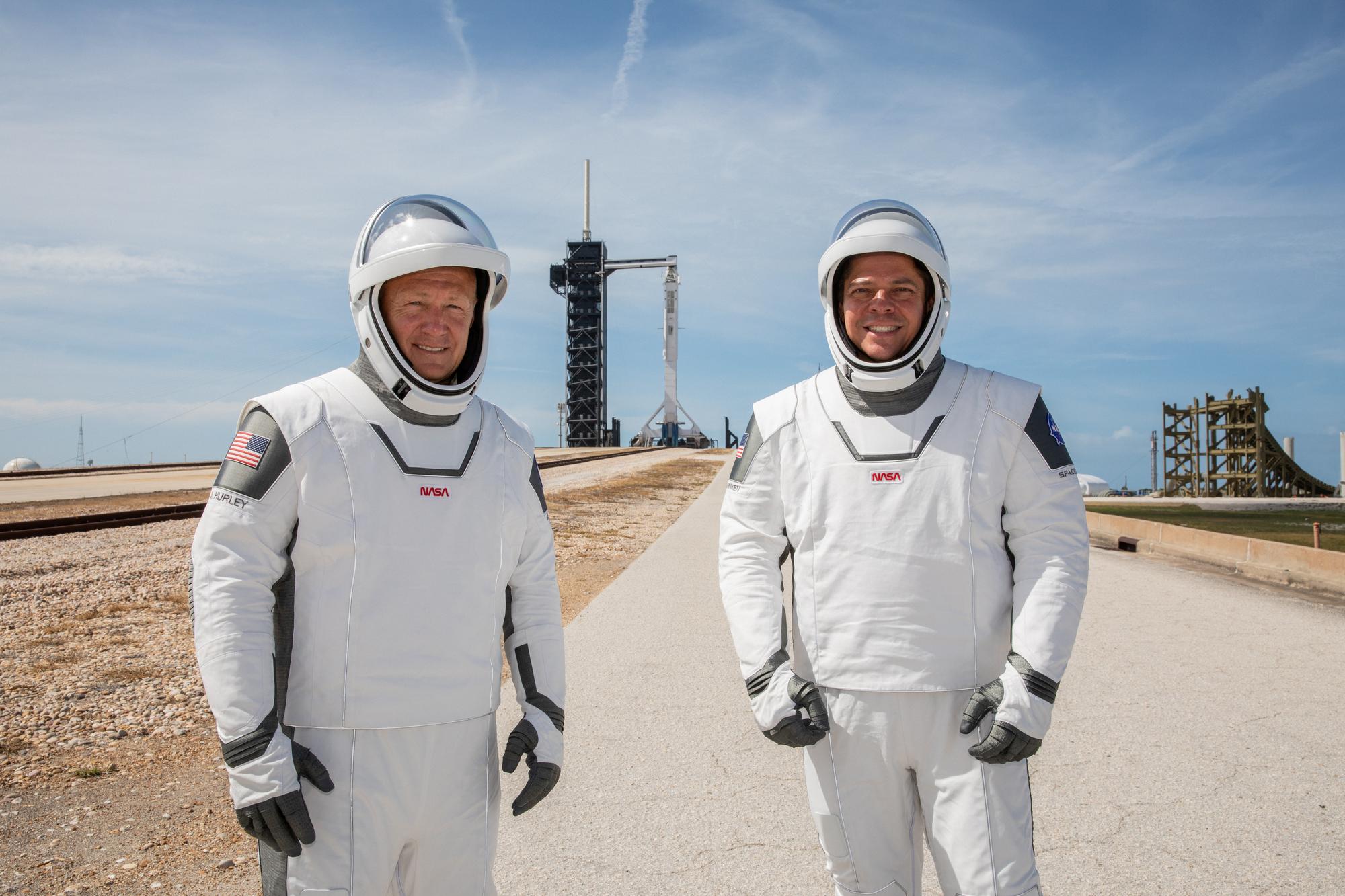 Les deux astronautes Douglas Hurley and Robert Behnken seront à bord de la fusée Falcon 9 de SpaceX. [NASA - Kim Shiflett]