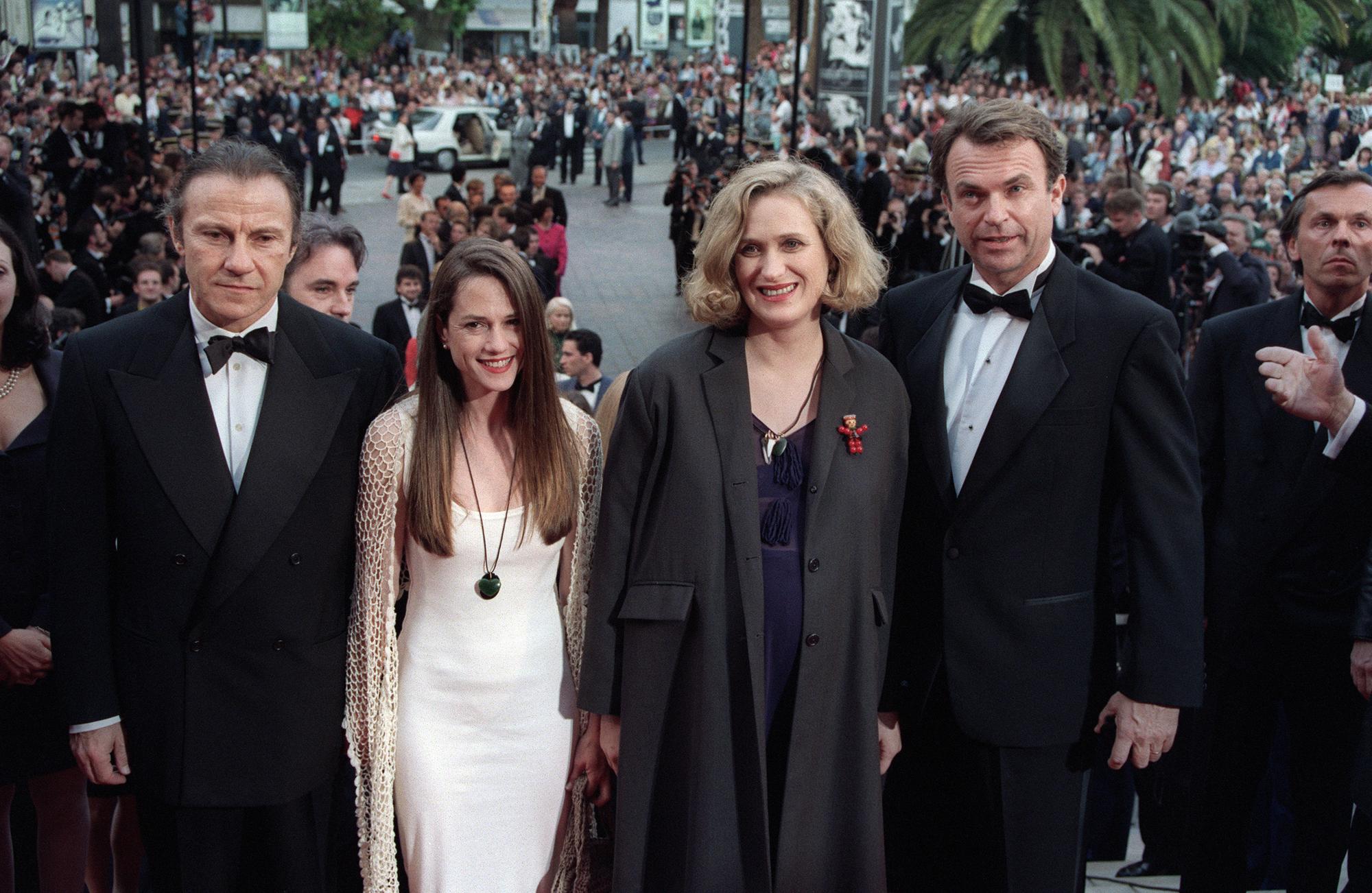 Jane Campion entourée de Harvey Keitel, Holly Hunter et Sam Neill au Festival de Cannes le 17 mai 1993. [AFP - GERARD JULIEN]