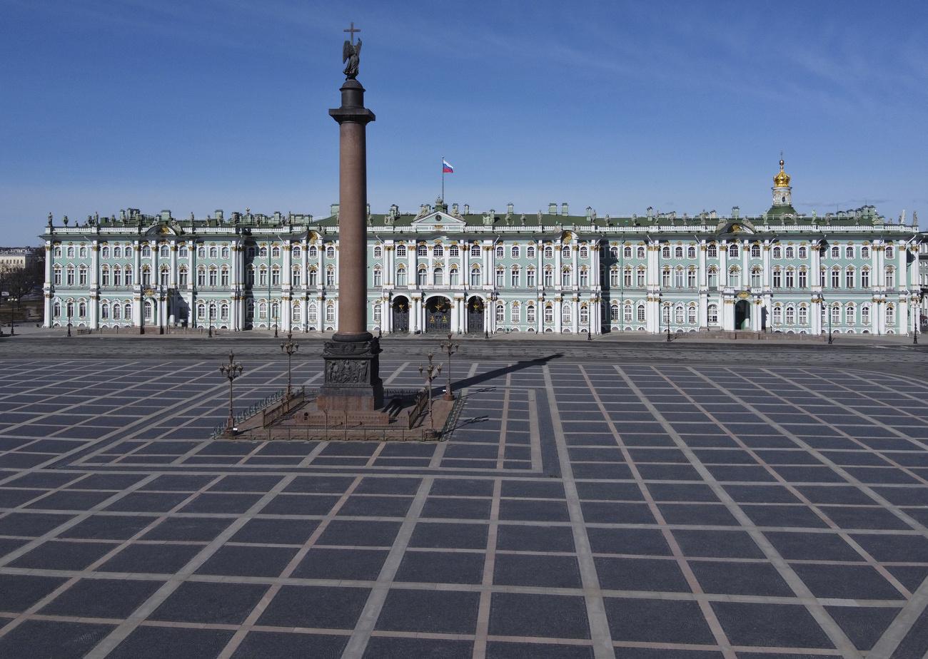 Le Place du Palais est vide à Saint-Pétersbourg, Russie, le 31 mars 2020. [Keystone/ap photo - Dmitri Lovetsky]