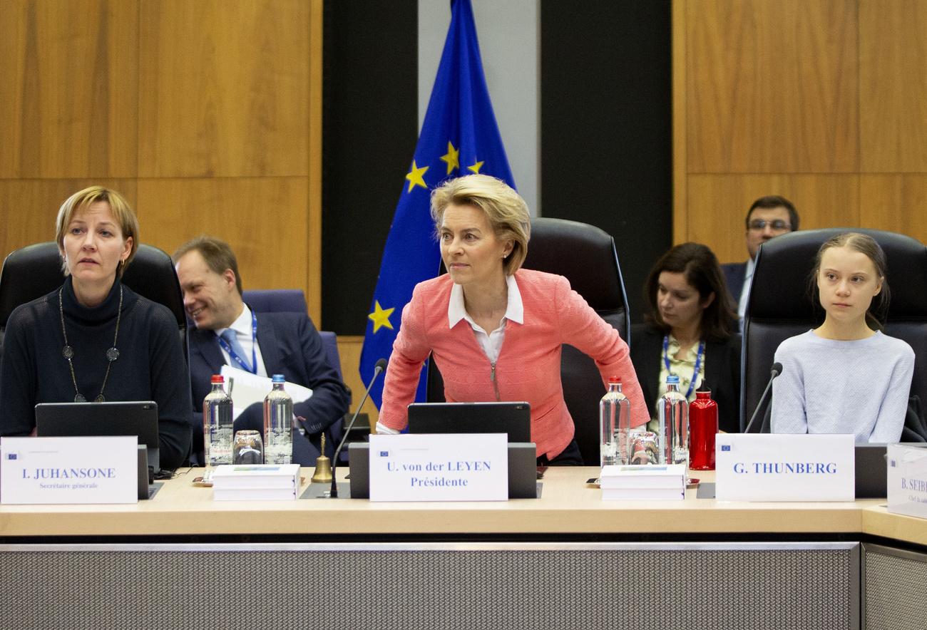 Au centre, Ursula von der Leyen, présidente de la Commission européenne, qui désire faire de l'Europe le premier continent neutre au niveau du climat. Sur sa gauche, l'activiste suédoise Greta Thunberg. Bruxelles, le 4 mars 2020. [Keystone/ap photo - Virginia Mayo]