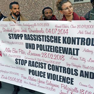 Une manifestation contre les contrôles racistes et la violence policière à Zurich (image d'illustration). [Keystone - Walter Bieri]