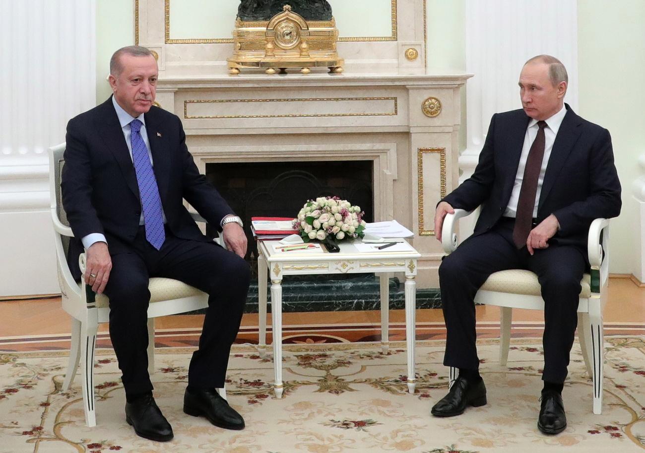 Le président russe Vladimir Poutine et le président turc Recep Tayyip Erdogan en mars 2020. [EPA/Keystone - Michael Klimentyev]