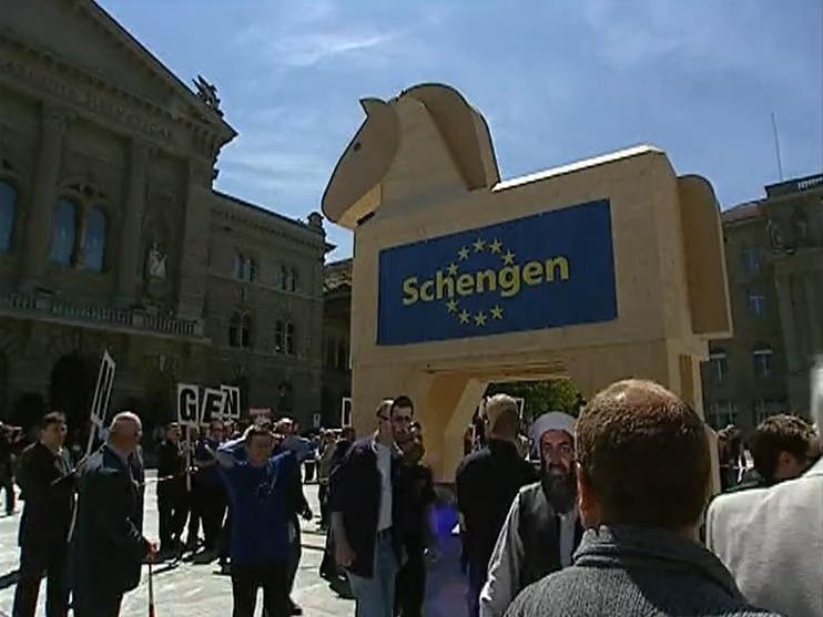 Les accords Schengen Dublin, cheval de Troie de l'UE en Suisse? [RTS]