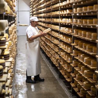 Les fromages suisses peuvent s'exporter en Europe grâce aux accords bilatéraux. [Keystone - Laurent Gilliéron]