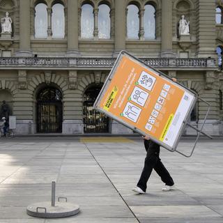 Affiche de la nouvelle campagne de l'OFSP sur la Place fédérale à Berne. [KEYSTONE - Anthony Anex]