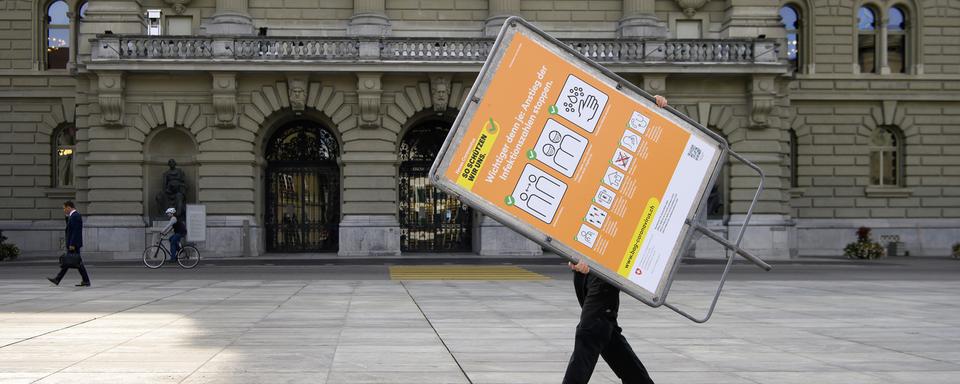 Affiche de la nouvelle campagne de l'OFSP sur la Place fédérale à Berne. [KEYSTONE - Anthony Anex]