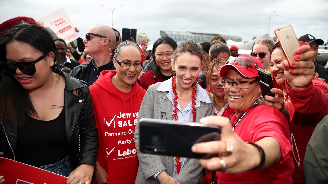 La Première ministre Jacinda Ardern au milieu de ses partisans à Auckland, le 10 octobre 2020. [Keystone - Fiona Goodall]