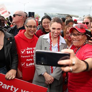 La Première ministre Jacinda Ardern au milieu de ses partisans à Auckland, le 10 octobre 2020. [Keystone - Fiona Goodall]