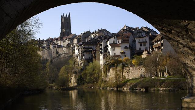 Vue de la ville de Fribourg et la cathédrale Saint-Nicolas depuis la Sarine, avril 2020. [Keystone - Anthony Anex]