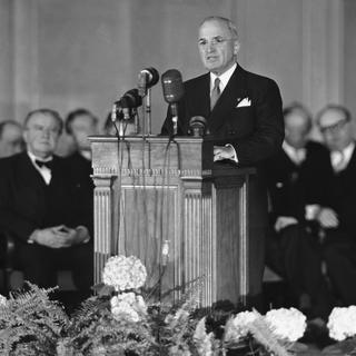 Le président américain Harry Truman lors de la signature du Traité de l'Atlantique Nord, 04.04.1949. [AP/Keystone]