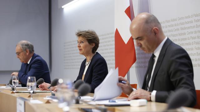 De gauche à droite, les conseillers fédéraux Guy Parmelin, Simonetta Sommaruga (présidente de la Confédération) et Alain Berset, lors de la première conférence de presse du mercredi 29 avril 2020. [Keystone - Peter Klaunzer]